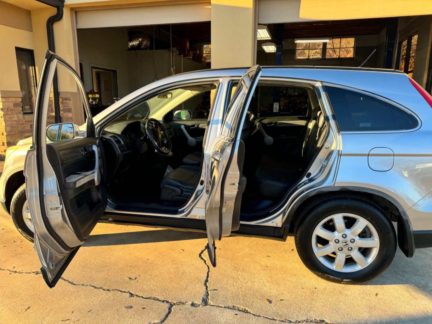 2007 Gray Honda CR-V EX-L 2WD AT (JHLRE38727C) with an 2.4L L4 DOHC 16V engine, 5-Speed Automatic Overdrive transmission, located at 307 West Marshall Avenue, Longview, TX, 75601, (903) 753-3091, 32.500828, -94.742577 - Photo#5